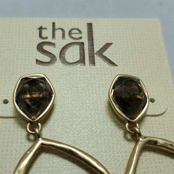 The sak gold dangle earrings - Picture 2 of 3